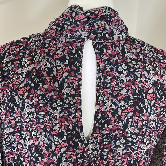 EVEREVE Scarlett Gathered Mock Neck Floral Keyhole Back Blouse Top Sz S - Picture 8 of 13